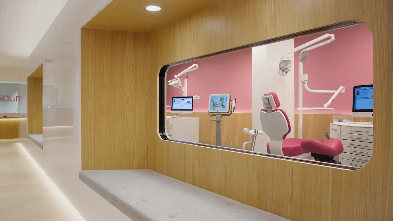 Salle de soins du Cabinet de la Grand-Place vue depuis le couloir à travers un hublot en bois — Boulogne-Billancourt