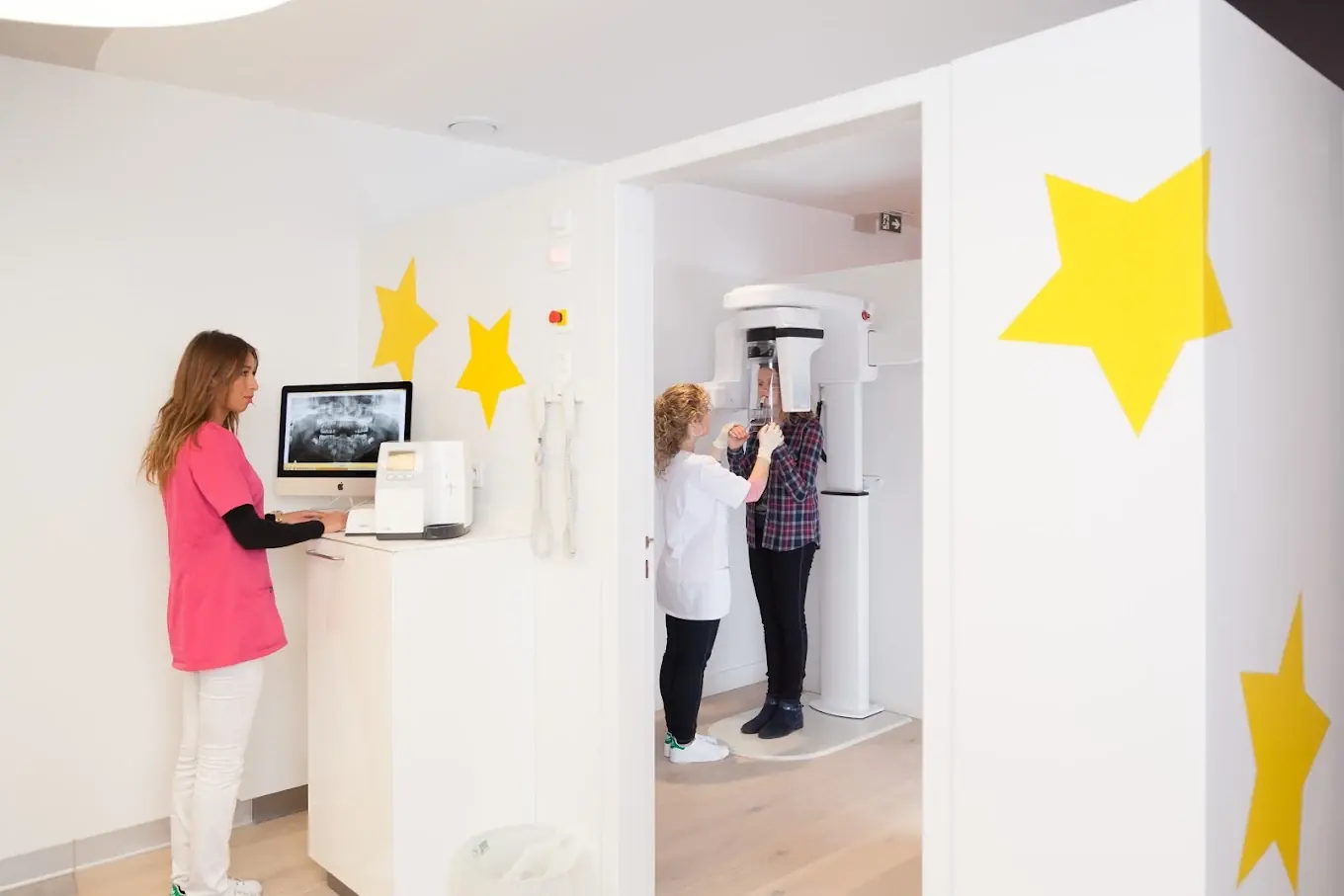 Espace radiologie pédiatrique du cabinet dentaire — décor étoilé pour rassurer les enfants à Boulogne-Billancourt